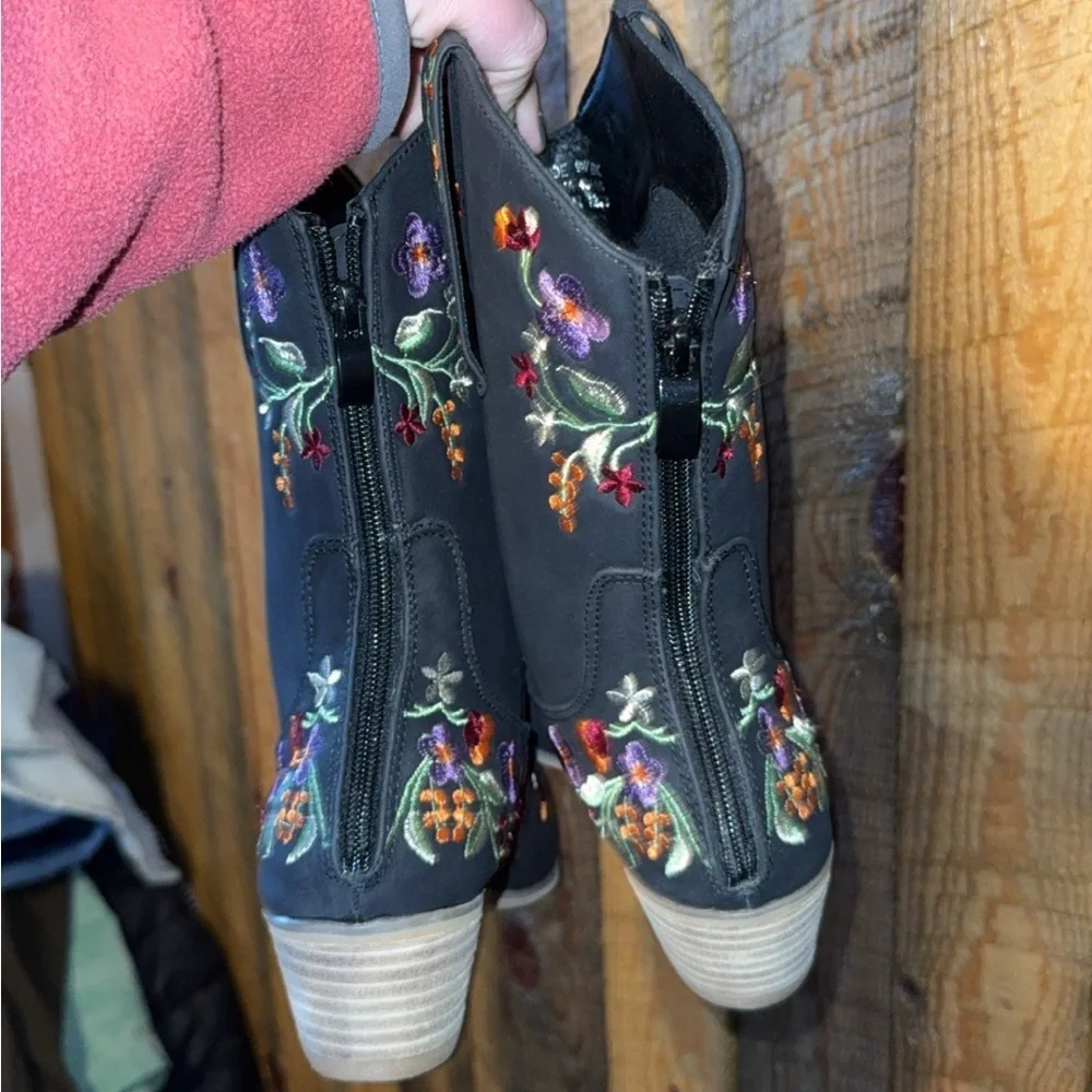 Embroidered Black Western Boots
